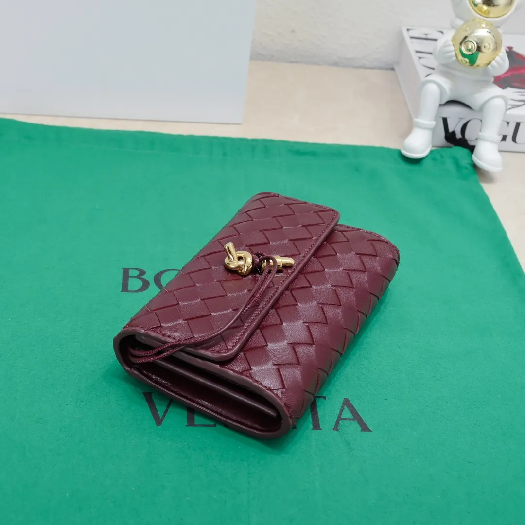 Batch 1160 BV Andiamo clutch wallet is super high-end🤎🤎How come the long clutch bag is so exquisite~ The braided style bag surface paired with all-copper hardware is really warm and high-end. The bag body is super light and can be grabbed easily! It can store a lot of small items and large mobile phones ~ very practical for daily use. Style number: 1504 Size: 19*11.5*3